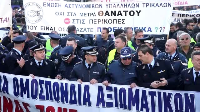 Atina saldırısında polis memurları yaralandı