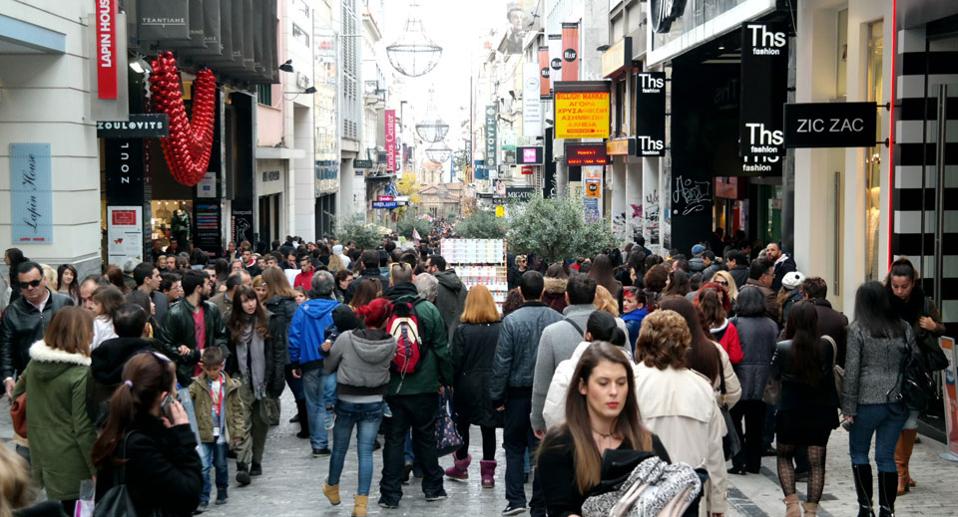 Daha az Yunanlı yoksulluk riskiyle karşı karşıya