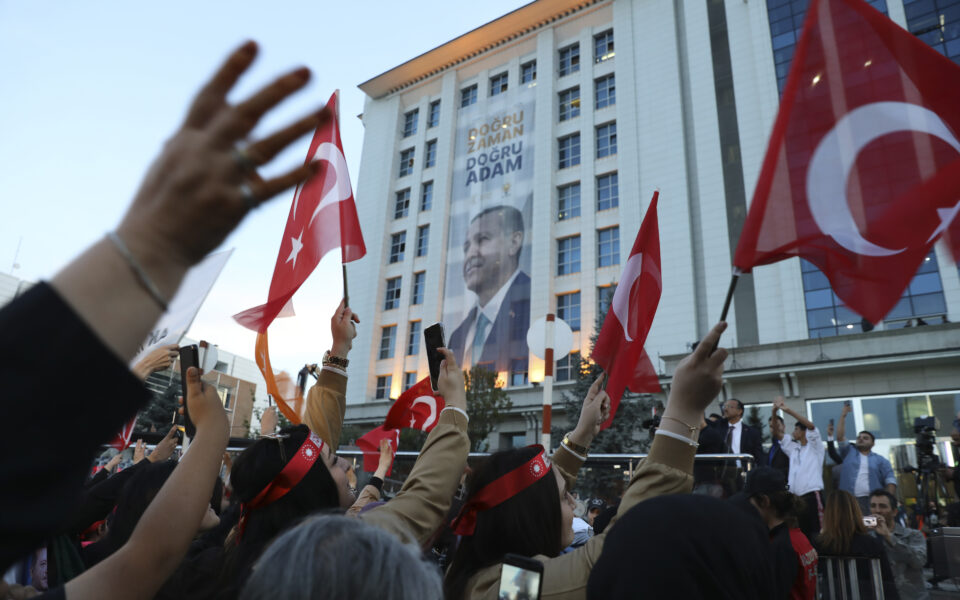 Türkiye seçimlerin ikinci turuyla karşı karşıya, Erdoğan ivme kazanıyor
