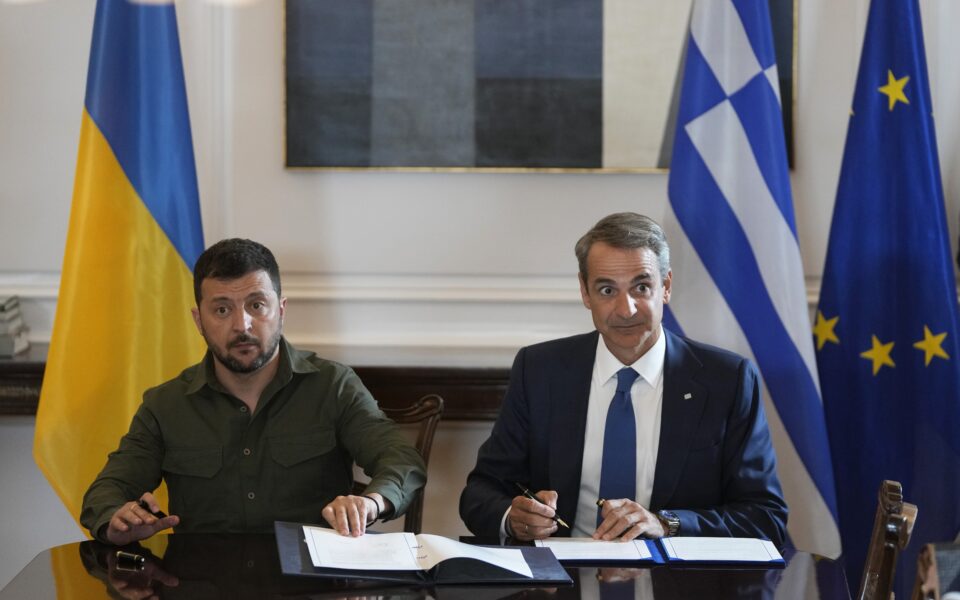 Mitsotakis ve Zelenskyy, Ukrayna’nın NATO umutları hakkında ortak bildiri imzaladı