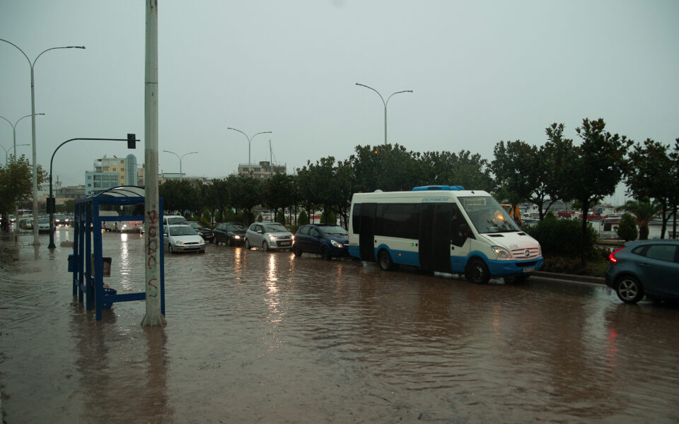 Volos’ta sağanak yağmur nedeniyle bir kişi öldü, evler sular altında kaldı