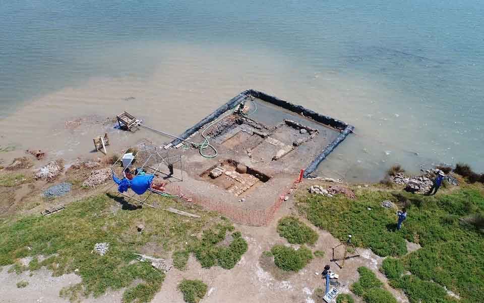 Salamis’te kısmen su altında kalan antik stoa keşfedildi