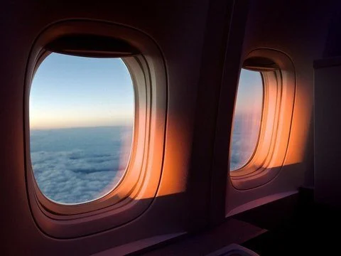 Uçak kalkarken ve inerken hostesler neden pencereyi kapatmamızı ister?