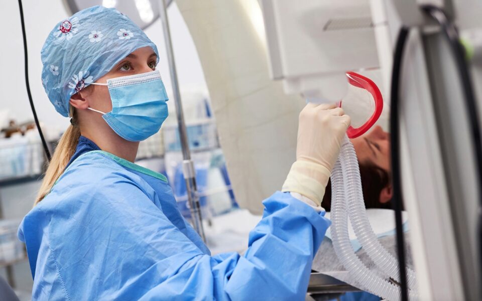 Uzun bekleme listeleri oluşturan anestezi uzmanlarının eksikliği