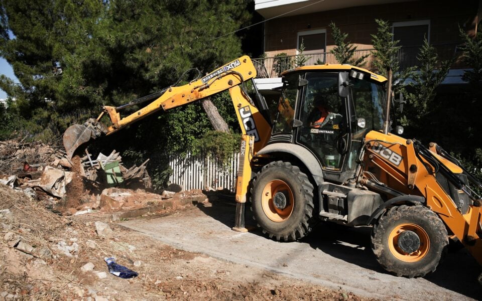Atina Belediyesi bakımsız, güvensiz binaları yıkıyor
