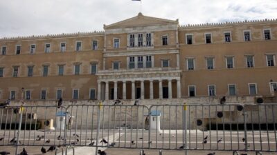 Parlamentonun önünde yine engeller mi var?