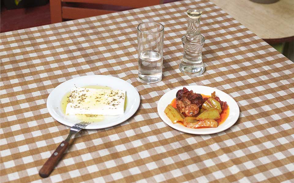 Beyaz peynir, tsipouro, sosis… ve Trikala’ya gidiyoruz