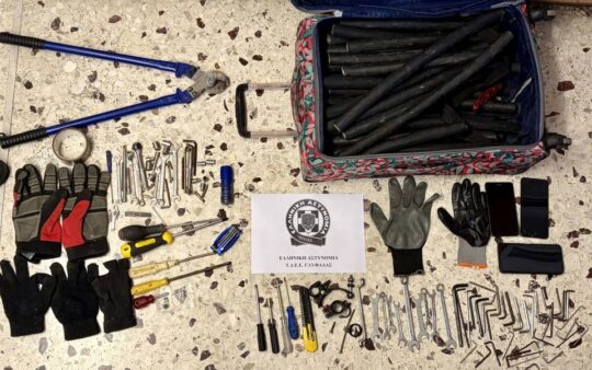 Polis, Glyfada’da bakır kablo hırsızlığıyla ilgili iki kişiyi tutukladı