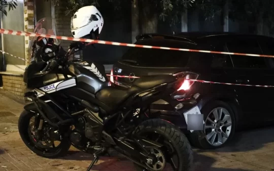 Atina’da iki adam, görünüşe göre futbol holiganları tarafından bıçaklandı