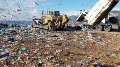 Attica’nın çöpleri hala tıka basa dolu çöplüklere dökülüyor
