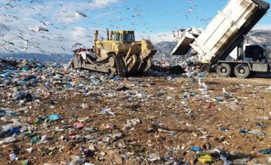 Attica’nın çöpleri hala tıka basa dolu çöplüklere dökülüyor