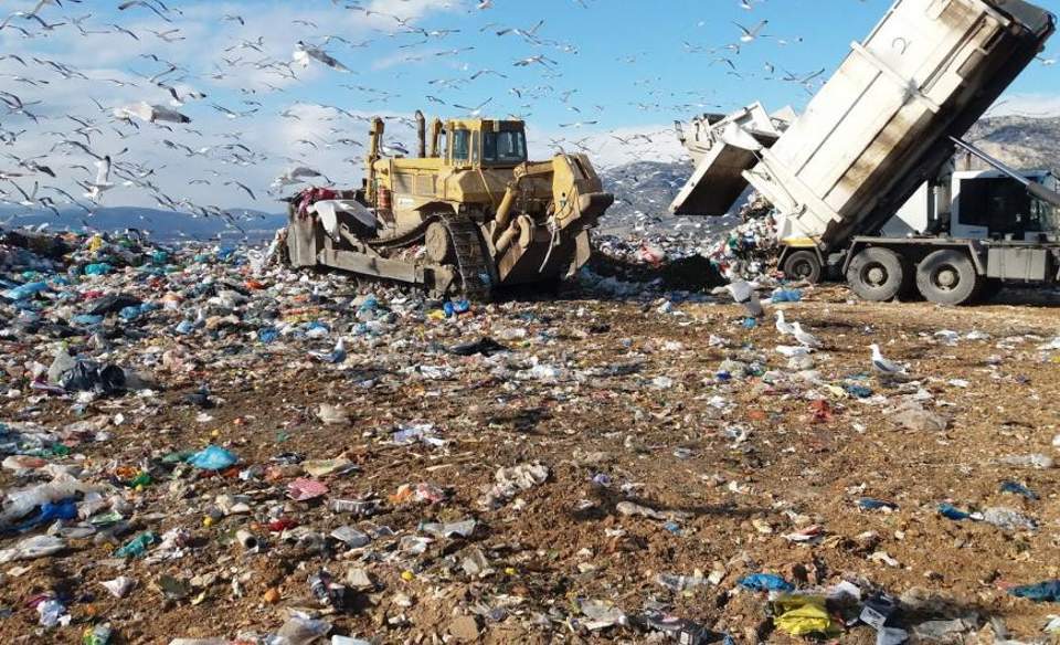 Attica’nın çöpleri hala tıka basa dolu çöplüklere dökülüyor