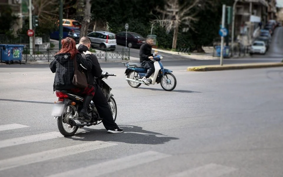 Yunanistan’da Bisiklet ve scooter kullanan 1240’tan fazla kişiye kask cezası kesildi