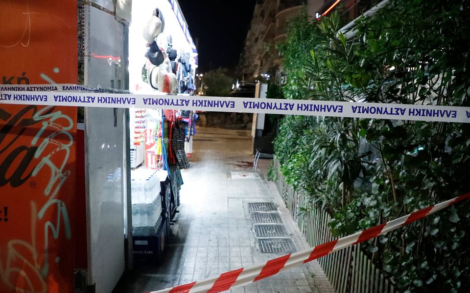 Atina’daki bir büfe çalışanının bıçaklanmasıyla ilgili iki şüpheli aranıyor