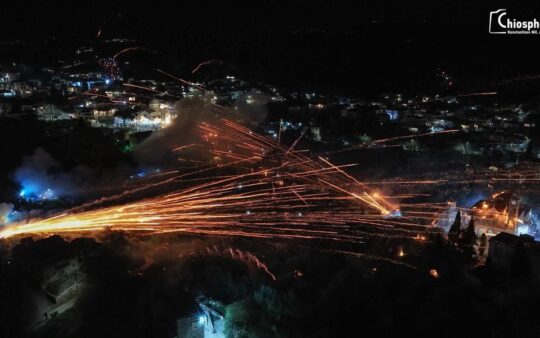 Sakız Adası’nda Paskalya kutlamaları binlerce roketle taçlandırıldı