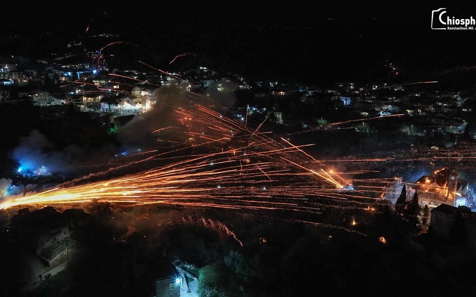 Sakız Adası’nda Paskalya kutlamaları binlerce roketle taçlandırıldı