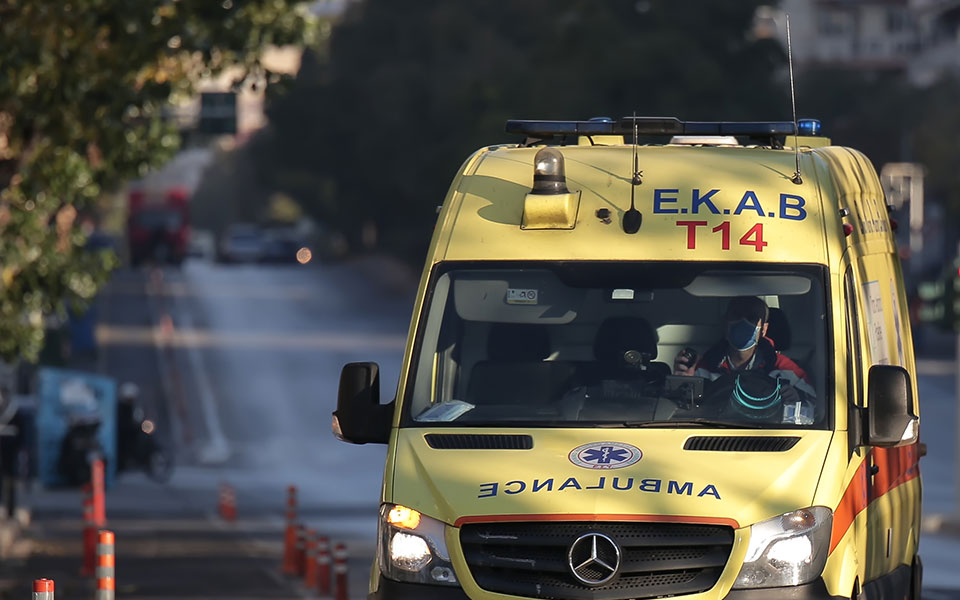 Elefsina yakınlarında kafa kafaya araba çarpışmasında bir ölü, üç yaralı