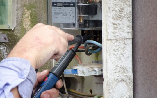 Büyük elektrik dolandırıcılığıyla bağlantılı işletme sahipleri